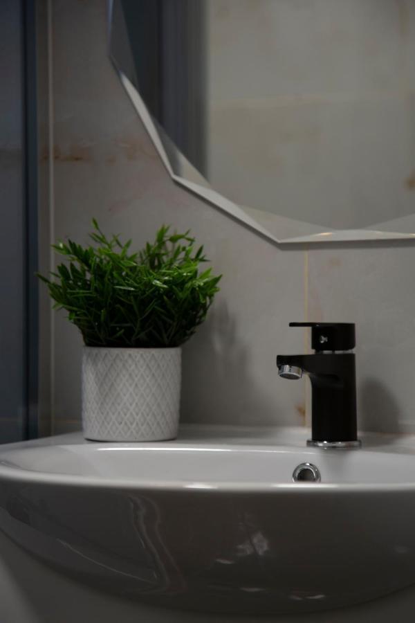 Stylish Quentin Apartment In The King Street Boedapest Buitenkant foto